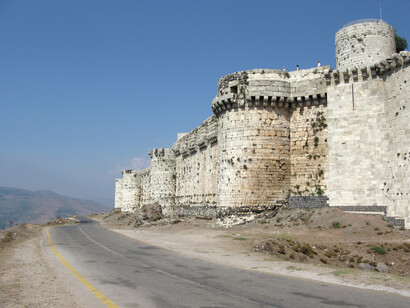 El Crac de los Caballeros, un castillo cruzado en Siria, es uno de los castillos medievales mejor conservados del mundo. Se alza sobre una colina de 650 m de altura al este de Tartus, Siria