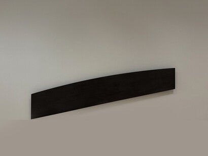 Installation view at the San Francisco Museum of Modern Art (SFMOMA) featuring Ellsworth Kelly’s Diagonal with Curve XIV (1982, weathering steel), gifted by the artist in memory of John Caldwell, Curator of Painting and Sculpture, 1994. Photo: © İdil Burkutoğlu