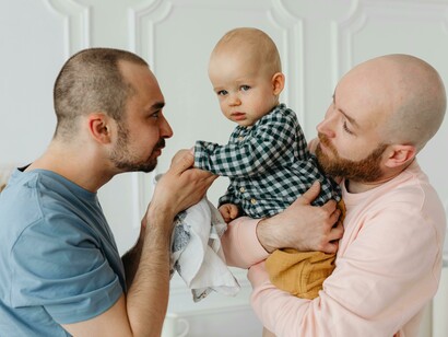 Famiglia arcobaleno omogenitoriale. Adozioni e unioni civili: Le sfide morali e giuridiche dell'ampliamento dei diritti