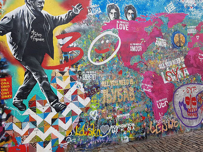 Mujer tomándose una foto en el Muro de John Lennon, Praga, República Checa