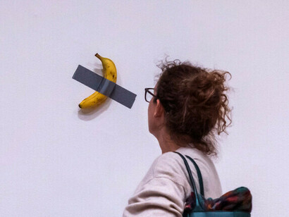 La venta millonaria de Comediante y su posterior consumo por parte del comprador evidencian la naturaleza efímera y performativa del arte contemporáneo