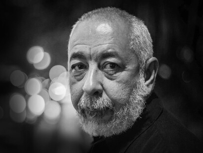 Padura estudió Literatura Latinoamericana en la Universidad de la Habana y comenzó su carrera como periodista en 1980 en la revista literaria «El Caimán Barbudo»