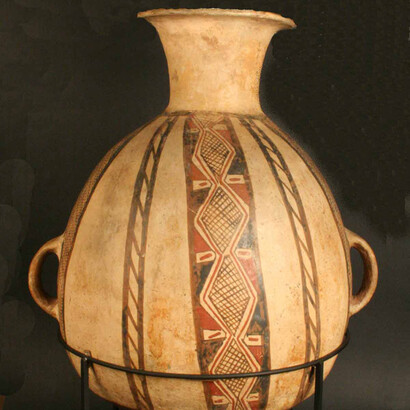 Aríbalo. Cántaro

Materiales: Cerámica

Horizonte Inka. Diaguita III. Diaguita-Inka 1470- 1532 d.C.

Medidas: 520 mm de alto
