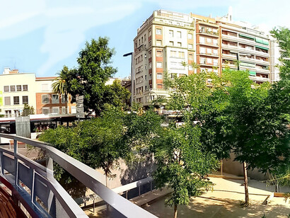 A pesar del centenar de miles de coches que diariamente atraviesan (por el subsuelo) la plaza Lesseps, a pesar de los bordes arquitectónicos discontinuos, del caos y de las hordas de turistas que la atraviesan en dirección al Park Güell, la plaza Lesseps es una de las más bonitas de Barcelona, España