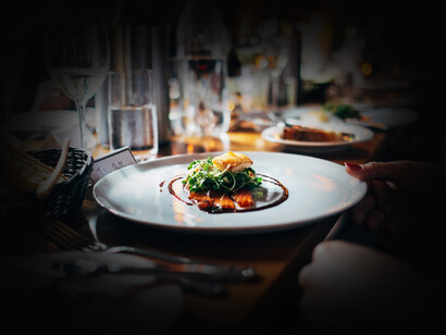 En Indo e vindo espazo gastronómico quisimos reunir en un solo espacio varios formatos, creando diferentes zonas muy versátiles, donde la gente pueda sentirse muy cómoda y disfrute con tranquilidad