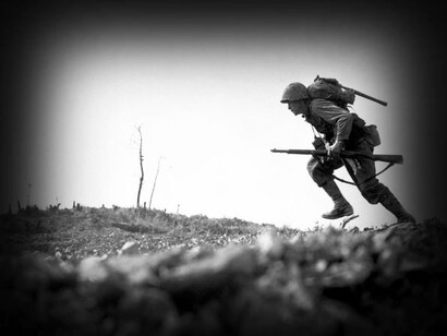Un marine se abre paso entre el fuego de las ametralladoras japonesas mientras cruza el Valle de la Muerte. Los marines sufrieron más de 125 bajas en ocho horas de travesía. Okinawa, mayo de 1945