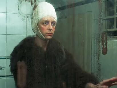 El Jockey presenta a un protagonista que, tras una vida marcada por el caos, intenta reconstruirse mientras busca su propio sentido de existencia