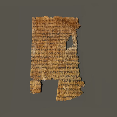 Papiro, frammento dell’Odissea (libri IX e X), rinvenuto a Medinet Ghoram (scavi di P. Jouguet), III secolo a.C. Il più antico manoscritto conservato dell’Odissea. Istituto di Papirologia della Sorbona, inv. Sorb. 2245. Francia