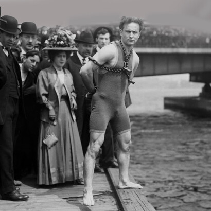 Houdini Jumps from Harvard Bridge, Boston, Massachusetts. Photograph by John H. Thurston (John Henry Thurston, 1852–?), stereopticons. Glass lantern slide, 82 × 102 mm. Image extracted from original file Houdini jumps from Harvard Bridge, Boston, Massachusetts