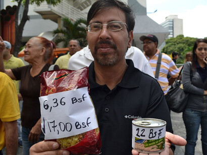 Un venezolano protesta por los precios de los alimentos