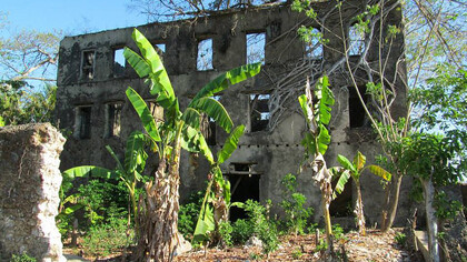 Ruines d'un ancien immeuble à Nosy Be