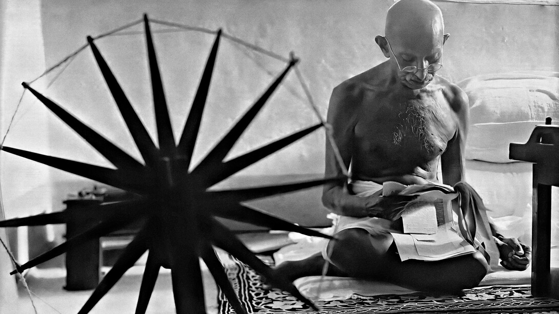 Margaret Bourke-White, Mohandas Karamchand Gandhi mentre legge vicino a un arcolaio nella sua casa di Pune. Maharashtra, India, 1946. Per gentile concessione di Margaret Bourke-White/The Life Picture Collection/Shutterstock