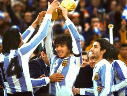 Die Spieler der argentinische Weltmeistermannschaft mit dem WM-Pokal
