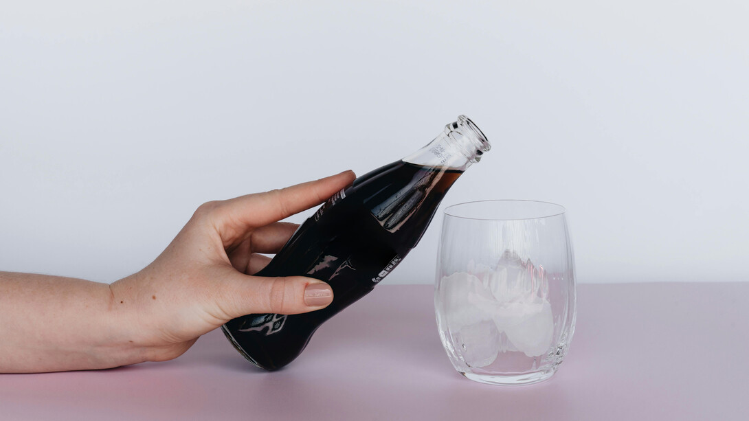 Refrigerante. Os refrigerantes são bebidas carbonatadas que geralmente contêm água, açúcar, sódio, corantes, conservantes, como ácido fosfórico, cafeína e aromas artificiais
