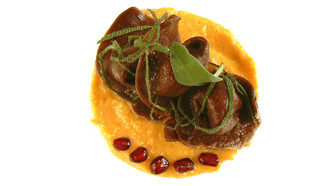 Cappellacci vegan al cacao con crema  di zucca al profumo di salvia e melograno      