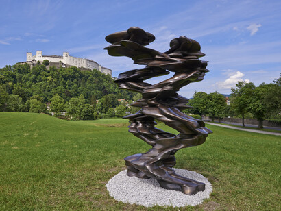 Tony Cragg, Runner, 2013, Bronze, 360 x 251 x 146 cm (141.73 x 98.82 x 57.48 in), © Anthony Cragg, Courtesy: Galerie Thaddaeus Ropac Salzburg Paris, photo: Stefan Zenzmaier