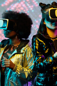 Amigas participam de encontro virtual no metaverso