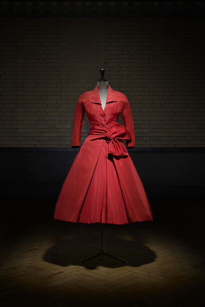 Écarlate afternoon dress, Autumn-Winter 1955 Haute Couture collection, Y line. Victoria and Albert Museum, London. Photo © Laziz Hamani