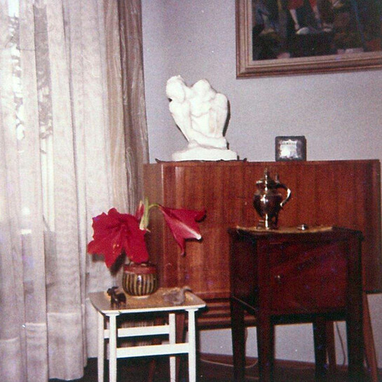 Privatfoto aus dem Nachlass Cornelius Gurlitts, Fotograf und Zeitpunkt 
der Aufnahme unbekannt.Historische Aufnahme aus Cornelius Gurlitts Wohnung wahrscheinlich in München. 
Abgebildet sind Auguste Rodins Kauernde und ein Kokosnusshumpen. Das Bild im Hintergrund und die beiden Kleinplastiken im Vordergrund sind nicht im Kunstfund enthalten.
