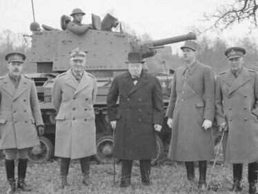 Winston Churchill com o General Władysław Sikorski, Primeiro Ministro do Governo Polonês no Exílio e Comandante-em-Chefe das Forças Armadas Polonesas e General Charles de Gaulle, durante a demonstração de um tanque Cruiser Mk IIA CS (A10). O simbolismo da morte do general Charles de Gaulle foi imediatamente apreendido. Com o seu féretro, uma certa percepção do trágico na vida e do trágico na História também ia desaparecendo