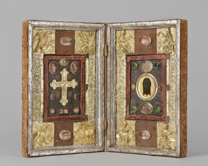 Reliquiendiptychon, zweite Öffnung, Frankreich, 14. Jh., mit späteren Veränderungen, Reliefs: Silber, getrieben und vergoldet; Einband: Samt, Seiden- und Metallstickereien; verschiedene Holzarten, Malerei, Klosterarbeit, Bergkristall, Glas, Hinterglasmalerei, Schmucksteine, Museum Schnütgen, Foto: RBA/P.Schwarz