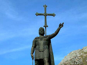 Tras el enfrentamiento, Pelayo fue proclamado rey, dando origen al Reino de Asturias, considerado el primer núcleo político cristiano estable tras la invasión musulmana. Estatua de Don Pelayo en Covadonga, Cangas de Onís, Asturias, España