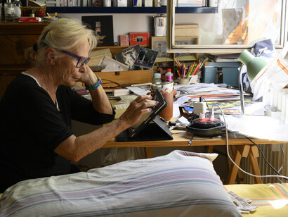 Per fortuna che in questo piccolo tavolo bianco c'è anche un piccolo iPad e al limite del tavolo, scrivo, foto Valeria Nonni