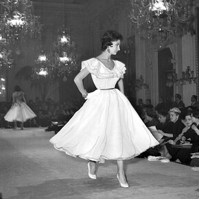 1955_1929: Gennaio 1955, Abiti da cocktail in passerella alla Sala Bianca, Palazzo Pitti © Archivio Foto Locchi. 
