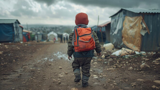 Derrière les stratégies pétrolières et les rivalités monétaires, il y a des trajectoires humaines brisées : l’exode comme conséquence invisible des guerres de puissance