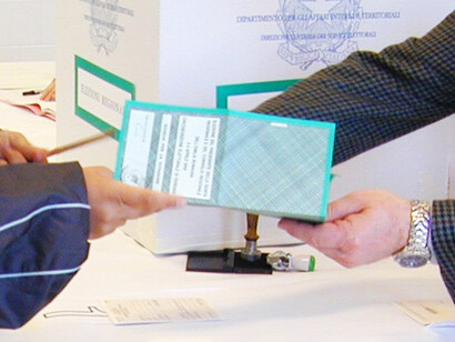 Mesa de votación de las elecciones regionales de la República Italiana