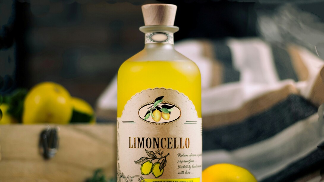 Il limoncello è un liquore dolce ottenuto dalla macerazione delle scorze di limone in alcol etilico