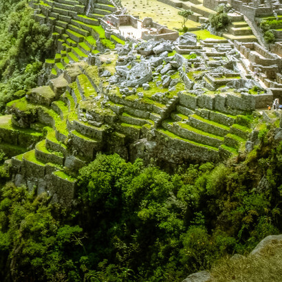 Os terraços escalonados de Machu Pichu, responsáveis pela estrutura e drenagem da cidade