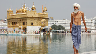 Sikh pilgrim at the Golden Temple (Harmandir Sahib) in Amritsar