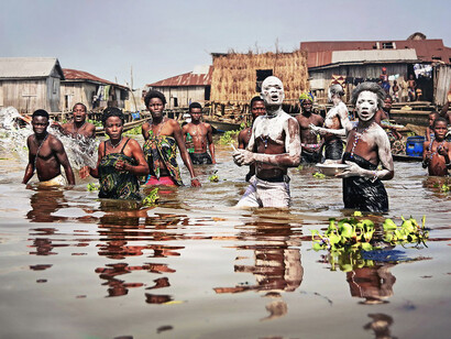 Un rituale Voodoo, celebrato nel lago di Ganvié, qui si venera Mami wata, la grande dea madre delle acque. Questo culto sembra essere un riflesso dei culti rientrati dai Caraibi, attraverso i discendenti degli schiavi.

