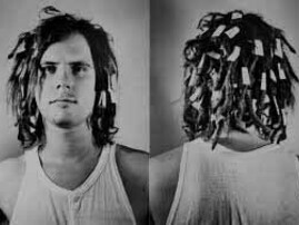 Gordon Matta-Clark. La imagen forma parte de su obra de 1972 titulada "Hair" (Cabello), proyecto de arte corporal en el que se dejó crecer el pelo durante un año antes de cortárselo de forma performativa y catalogarlo