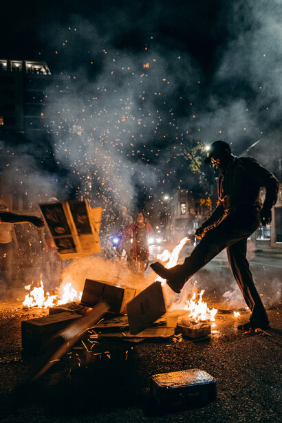 Apenas quando o indivíduo se torna sujeito de sua história é possível reconfigurar as atitudes extremistas e radicais na sociedade