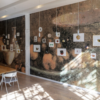 Ana Gallardo, Materiales para la memoria, vista de exhibición. Cortesía del Museo de Arte Moderno de Buenos Aires