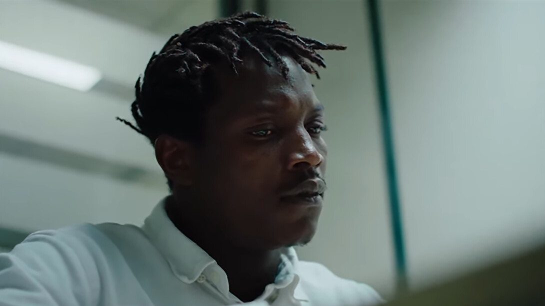 "Souleymane" esplora con intensità la lotta quotidiana per la sopravvivenza di un giovane immigrato, intrecciando poesia e crudezza 