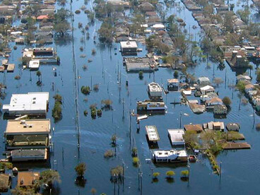 Se estima que más de 1.800 personas murieron, mientras que más de un millón fueron desplazadas, lo que se considera como el mayor movimiento humano desde la Gran Depresión. Nueva Orleans, huracán Katrina, 2005, EE.UU.