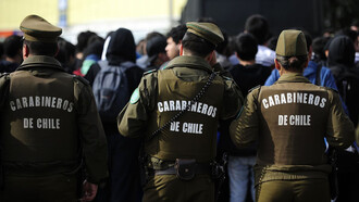 Carabineros de Chile es una institución policial militarizada que integra las Fuerzas de Orden y Seguridad