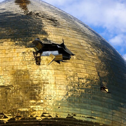 Il 31 marzo 2026, in seguito al bombardamento aereo israelo-statunitense contro la Grand Hussainieh di Zanjan, la sezione amministrativa e culturale del complesso, che comprendeva una biblioteca, un fondo Qard al-Hasana e una sala riunioni adiacente al cortile principale, è stata distrutta. Foto di Mehdi Almasi per Mehr News Agency