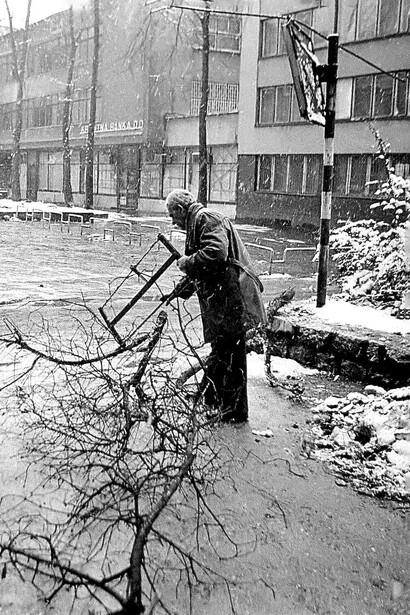 Residentes sitiados recogen leña durante el crudo invierno de 1992 durante el asedio de Sarajevo (detalle). Foto de Christian Maréchal