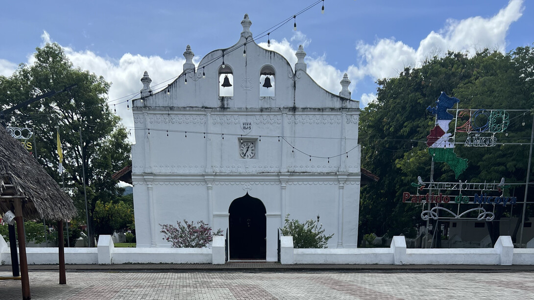Iglesia colonial de San Blas, en la ciudad de Nicoya, Costa Rica, la cual data de 1644 y ha sido restaurada varias veces. Foto: Elmer García y Marta Fermina Valdez