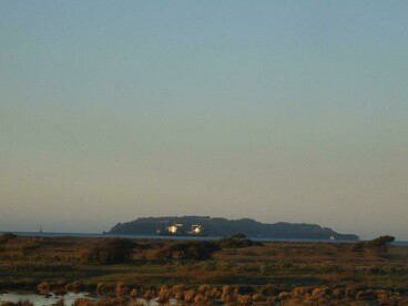 La Isla Quiriquina, donde se sitúa la “Escuela de Grumetes”, está en Talcahuano a la entrada de la bahía de Concepción. En tiempos coloniales fue base militar de los españoles; durante la independencia, cárcel de patriotas y, más tarde, campo de concentración.  Isla Quiriquina, Talcahuano, Chile