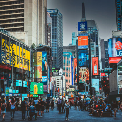 Times Square, NY, USA. O que tolhe mais é o silêncio das gentes, as palavras parece que se perderam nestes mundos asfaltados e em correria permanente