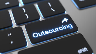 Vista de un teclado con la palabra «outsourcing»