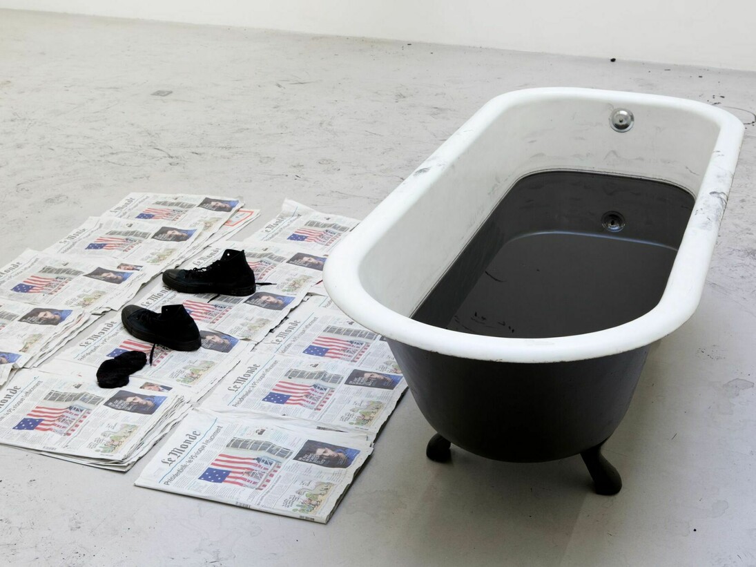 Vue après la performance de l’exposition / View post-performance of the exhibition«Force of Circumstance», kamel mennour, (6 rue du Pont de Lodi), Paris, 2017 © Robin Rhode Photo. JulieJoubert & archives kamel mennour. Courtesy the artist and kamelmennour, Paris/London