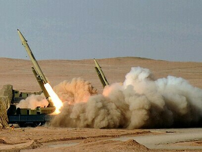 Missile Fateh-110 présenté lors de l'exercice militaire « Grand Prophète-7 ». Le Fateh-110 est un missile balistique sol-sol iranien à un étage et à propergol solide