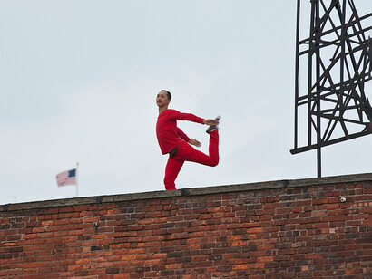 Compañía de Danza Trisha Brown, Roof Piece, 1971. Actuación en el High Line, Nueva York, Estados Unidos, 9-11 de junio de 2011