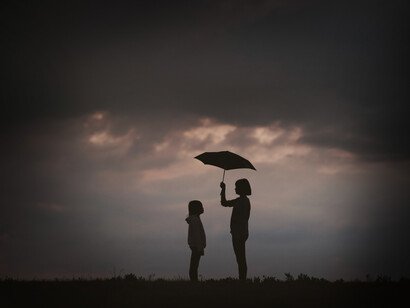 Porgere un ombrello quando piove. Empatia: quando qualcuno ha bisogno di noi, dobbiamo essere in grado di sviluppare questa meravigliosa capacità al massimo per poter aiutarlo